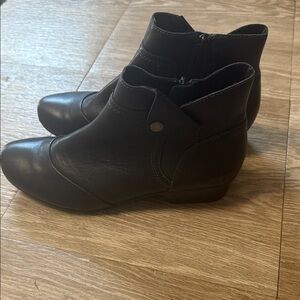Taos Footwear Sleek Black Ankle Boots